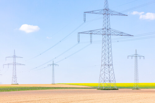Strommasten und Hochspannungsleitungen, die das Stromnetz repräsentieren